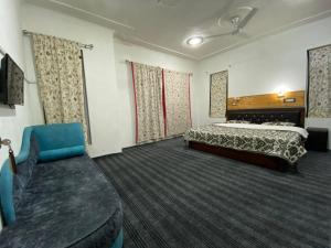 Cette chambre comprend un lit et un canapé. dans l'établissement Serene Villa with Beautiful View of Glaciers, à Srinagar