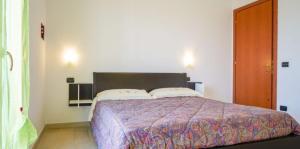 Vis Bella Apartment في ريميني: غرفة نوم بسرير كبير في غرفة