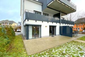 an external view of a house with a patio at Strandstrasse 21 Ferienwohnung Möwennest in Kölpinsee