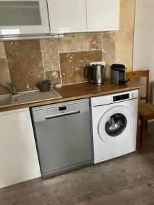 kuchnia z pralką i pralką w obiekcie Halte Loire w mieście Saumur