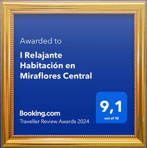 a picture in a gold frame on a blue background at I Relajante Habitación en Miraflores Central in Lima
