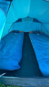 uma tenda azul com dois sacos-cama em EuroCup Campsite 2024 em Munique