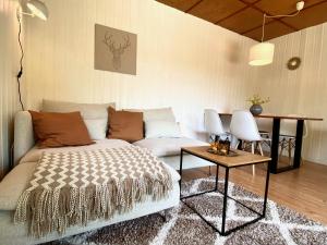 un salon avec un lit et une table dans l'établissement Ferienhaus am Reiterhof, à Wernigerode