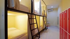 坎古V Canggu Dormitory的客房内的一排双层床