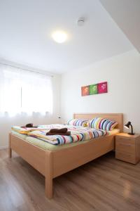 1 dormitorio con 1 cama con almohadas coloridas en Ferien im Maigen, en Tünsdorf