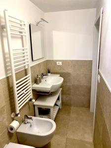 モンタルバーノにあるVilla Ricciardi-Suite famigliare 1-zona Ostuniのバスルーム(洗面台2台、鏡付)