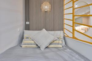 - un lit avec 2 oreillers dans l'établissement Studio Parisien, à Paris