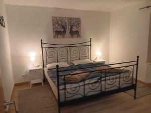 a bedroom with a black bed with two tables and two lamps at Nordapart Anne Bessrich in Butjadingen +42 photos