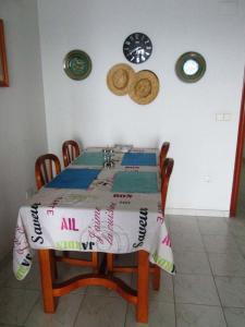 mesa de comedor con mantel en Sea View Apartment, en Torrevieja