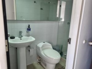 a small bathroom with a toilet and a sink at Habitación Floridablanca 1 ó 2 Personas in Floridablanca