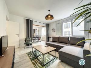- un salon avec un canapé et une table dans l'établissement Ty Massillon ravissant appartement deux chambres, à Brest