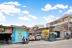 una strada con auto parcheggiate sul lato della strada di OYO 90799 Griyo Sonia a Surabaya