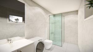 バルスタにあるBallstad Apartment Bのトイレ、洗面台、シャワー付きのバスルーム