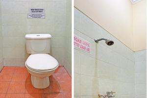 - deux photos d'une salle de bains avec toilettes dans une cabine dans l'établissement OYO 92332 Griyo Werdiningsih, à Kediri