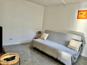 ein Schlafzimmer mit einem Bett in einem weißen Zimmer in der Unterkunft Maeva Sunset in Saint-Leu
