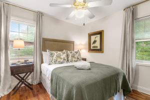 - une chambre avec un lit et un ventilateur de plafond dans l'établissement Discover Decatur, à Decatur