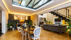 un soggiorno con un divano e un tavolo di La Maison d'Ernest - Climatisée - Circuit DIJON PRENOIS a Prenois
