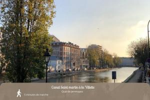 - une vue sur une rivière dans une ville avec des bâtiments dans l'établissement Studio Parisien, à Paris
