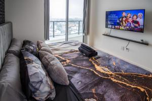 Gallery image of Luxurious High Rise King Suite With Parking in Kitchener