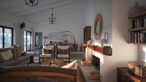 - un salon avec un canapé et une table dans l'établissement Kolokolo Safari Home, à Lentswelemoriti