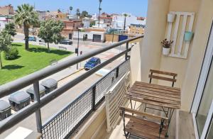 uma varanda com um banco e vista para uma rua em Apartamento Angel em San Fernando
