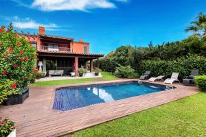 einen Hinterhof mit einem Pool und einem Haus in der Unterkunft Villa Marimar - Private Pool in Bonmont Terres Noves