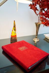 un cuaderno rojo sentado en una mesa con una lámpara en chiatamoon, en Nápoles
