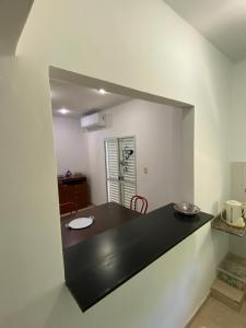 a kitchen with a black counter and a mirror at Excelencia y ubicación in Resistencia