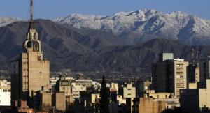 Blick auf eine Stadt mit Bergen im Hintergrund in der Unterkunft Departamento Lemos 678 in Mendoza