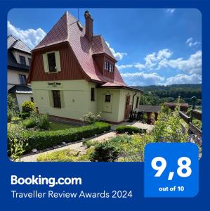 una casa con techo rojo con las palabras premios de revisión de viajes en Chalupa Sunny Cottage, en Svoboda nad Úpou