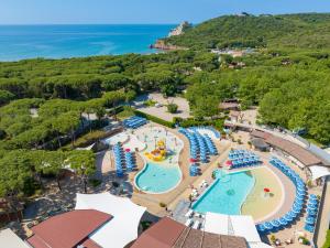 - une vue aérienne sur un parc aquatique dans l'établissement Camping Village Baia Azzurra Club, à Castiglione della Pescaia