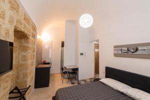 a bedroom with a bed and a desk in a room at Santa Lucia Affittacamere in Gioia del Colle