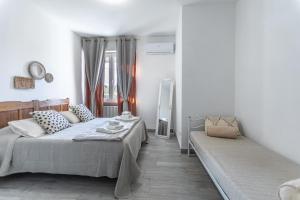 - une chambre avec 2 lits et un canapé dans l'établissement BLU SKY garda, à Castelnuovo del Garda