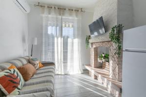 - un salon avec un canapé et une cheminée dans l'établissement BLU SKY garda, à Castelnuovo del Garda