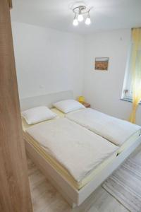 Postel nebo postele na pokoji v ubytování Apartman Tamburica Vinkovci