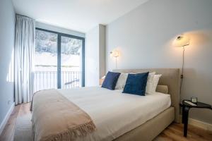 ein Schlafzimmer mit einem großen Bett und einem großen Fenster in der Unterkunft Sta Catarina 632 by LovelyStay in Porto