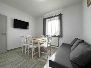 un salon avec un canapé, une table et des chaises dans l'établissement SAD104 - Moderne Monteurwohnung/Übergangswohnung, à Schwandorf in Bayern