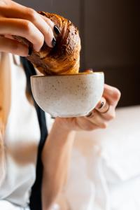ローマにあるニュー デザイン セント ピーターの白い鉢をパン一枚持った女