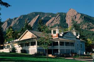 博尔德科罗拉多州肖托夸小屋酒店的一座大房子,背景是一座山