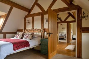 ein Schlafzimmer mit einem Bett mit einem Holzrahmen in der Unterkunft Finest Retreats - Ty Nant in Aberhafesp