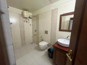 コーチにあるCourt View Homestayのシャワー、トイレ、洗面台を備えたバスルーム