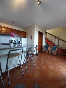 cocina con encimera y sillas en una habitación en Casa Do Pico, en São Vicente