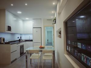 uma cozinha com mesa e cadeiras num quarto em Apartamento La Paz em Torrellano