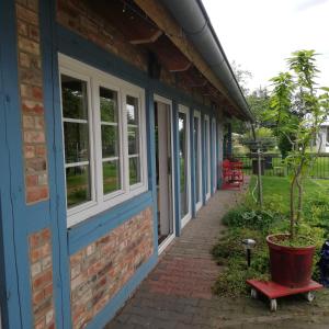 a porch of a house with a plant in a pot at Ferienhaus im Grünen in Alt Krenzlin