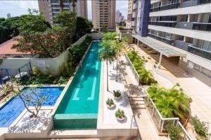een uitzicht over een zwembad op een gebouw bij Lindos Flats no Setor Bueno TXP02 in Goiânia