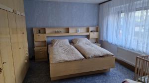 Un dormitorio con una cama con dos almohadas encima. en Ferienhaus LIANE, en Breitenbrunn