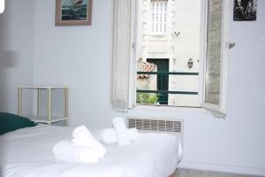 - une chambre avec un lit blanc et une fenêtre dans l'établissement Appartement champêtre - Déconnexion assurée, à Poitiers