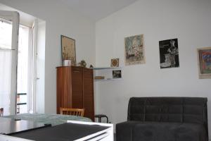 - un salon avec un canapé et une chaise dans l'établissement Appartement champêtre - Déconnexion assurée, à Poitiers