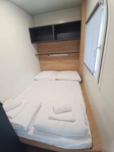 Postel nebo postele na pokoji v ubytování Mobile home Mia