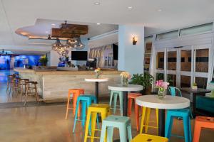 um restaurante com mesas coloridas e bancos em Stunning Getaway with Private Outdoor Roman Tub em Miami Beach